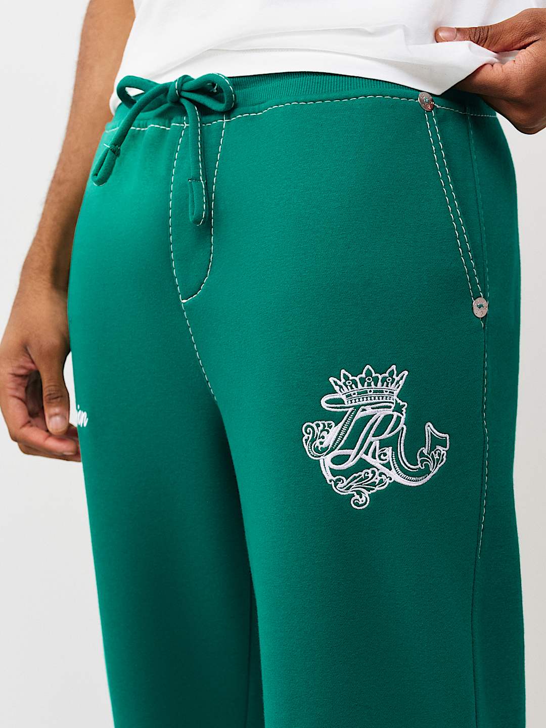 PANTALONES DEPORTIVOS HOLGADOS BIG T CON ESCUDO DE TR, image 5