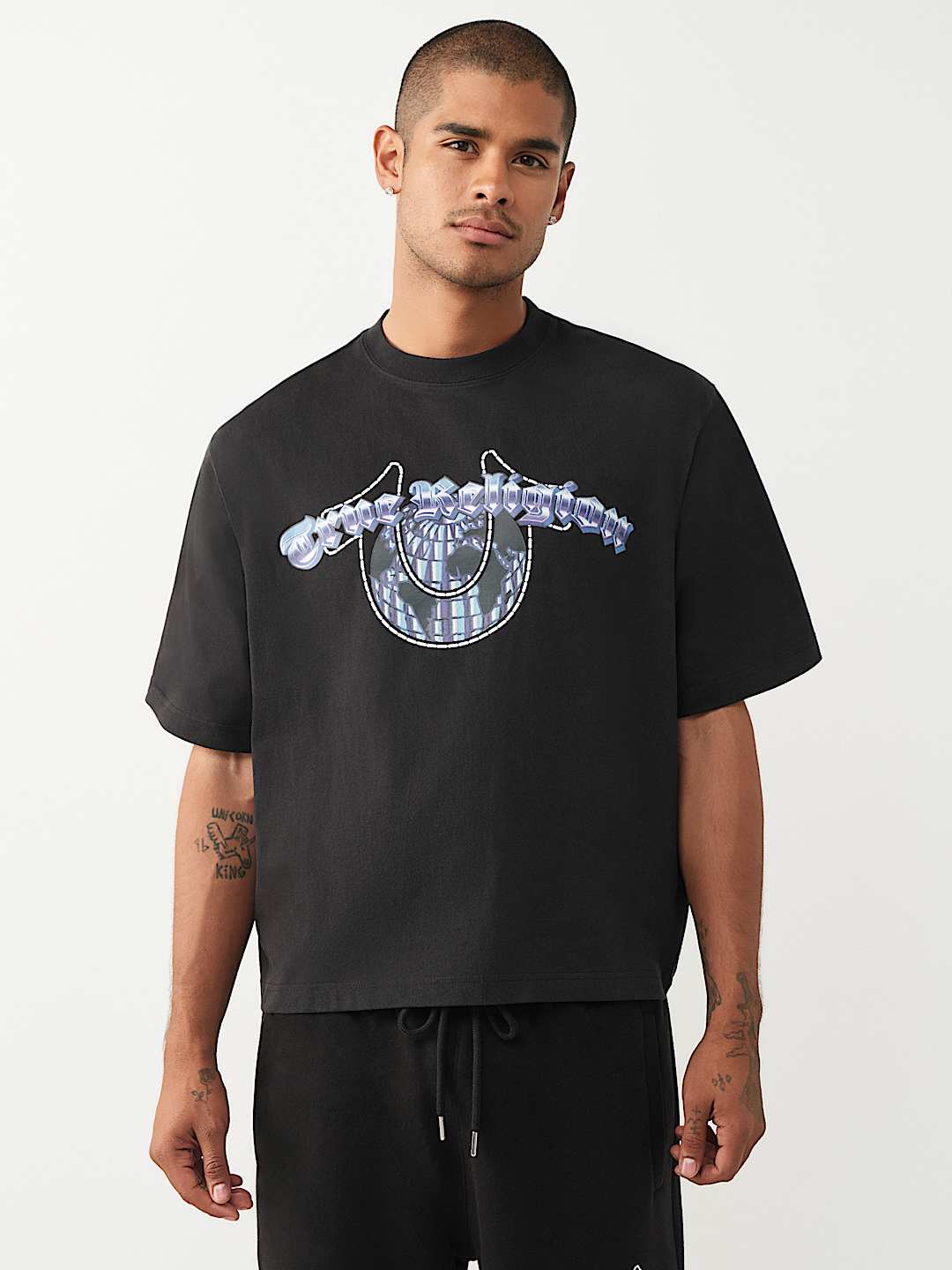 T-SHIRT AMPLE &Eacute;PAIS &Agrave; LOGOS CHROM&Eacute;S