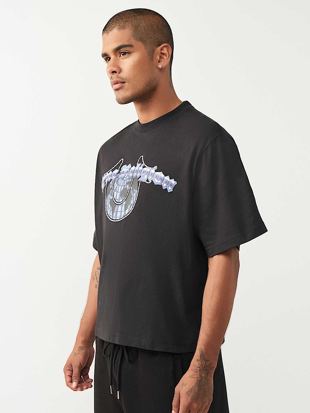 T-SHIRT AMPLE &Eacute;PAIS &Agrave; LOGOS CHROM&Eacute;S