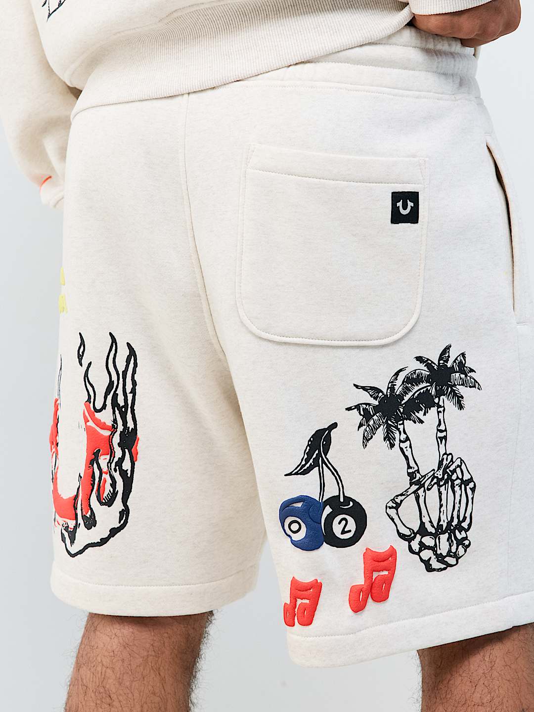 SHORT EN MOLLETON AVEC LOGOS DESSIN&Eacute;S