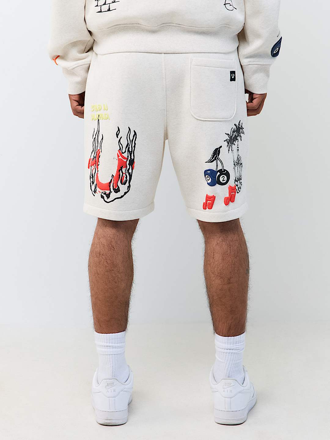 SHORT EN MOLLETON AVEC LOGOS DESSIN&Eacute;S