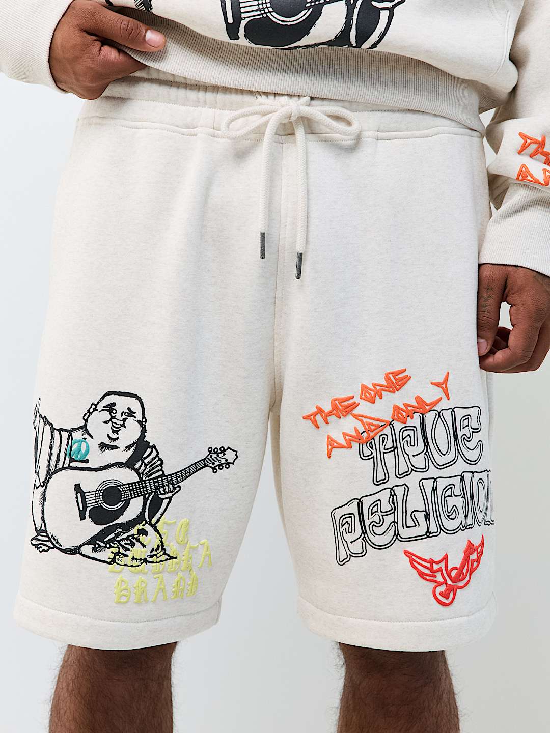 SHORT EN MOLLETON AVEC LOGOS DESSIN&Eacute;S