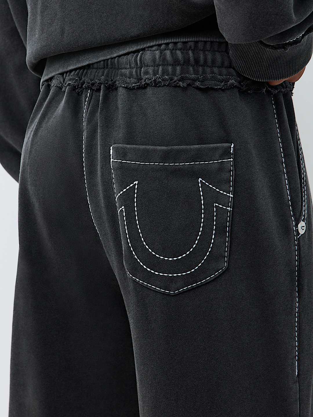 LOGO APPLIQU&Eacute; BIG T BAGGY SWEATPANT