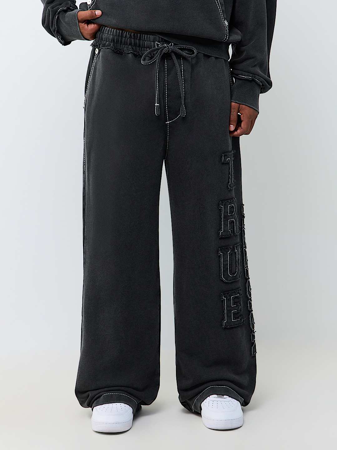 LOGO APPLIQU&Eacute; BIG T BAGGY SWEATPANT