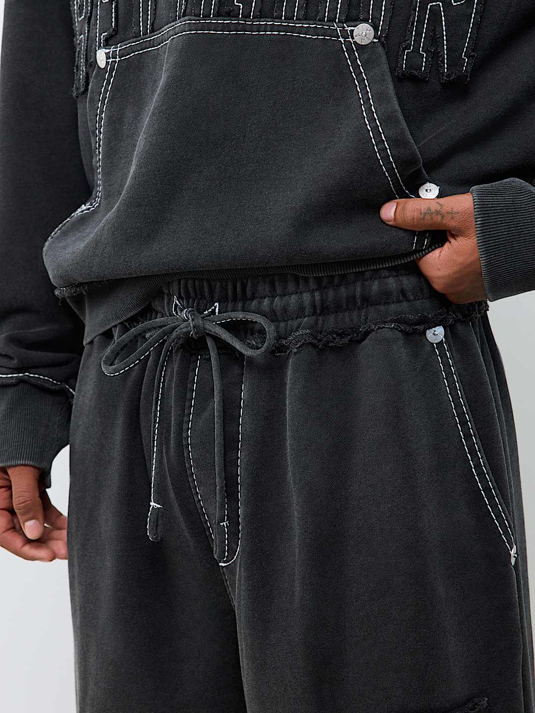 LOGO APPLIQU&Eacute; BIG T BAGGY SWEATPANT
