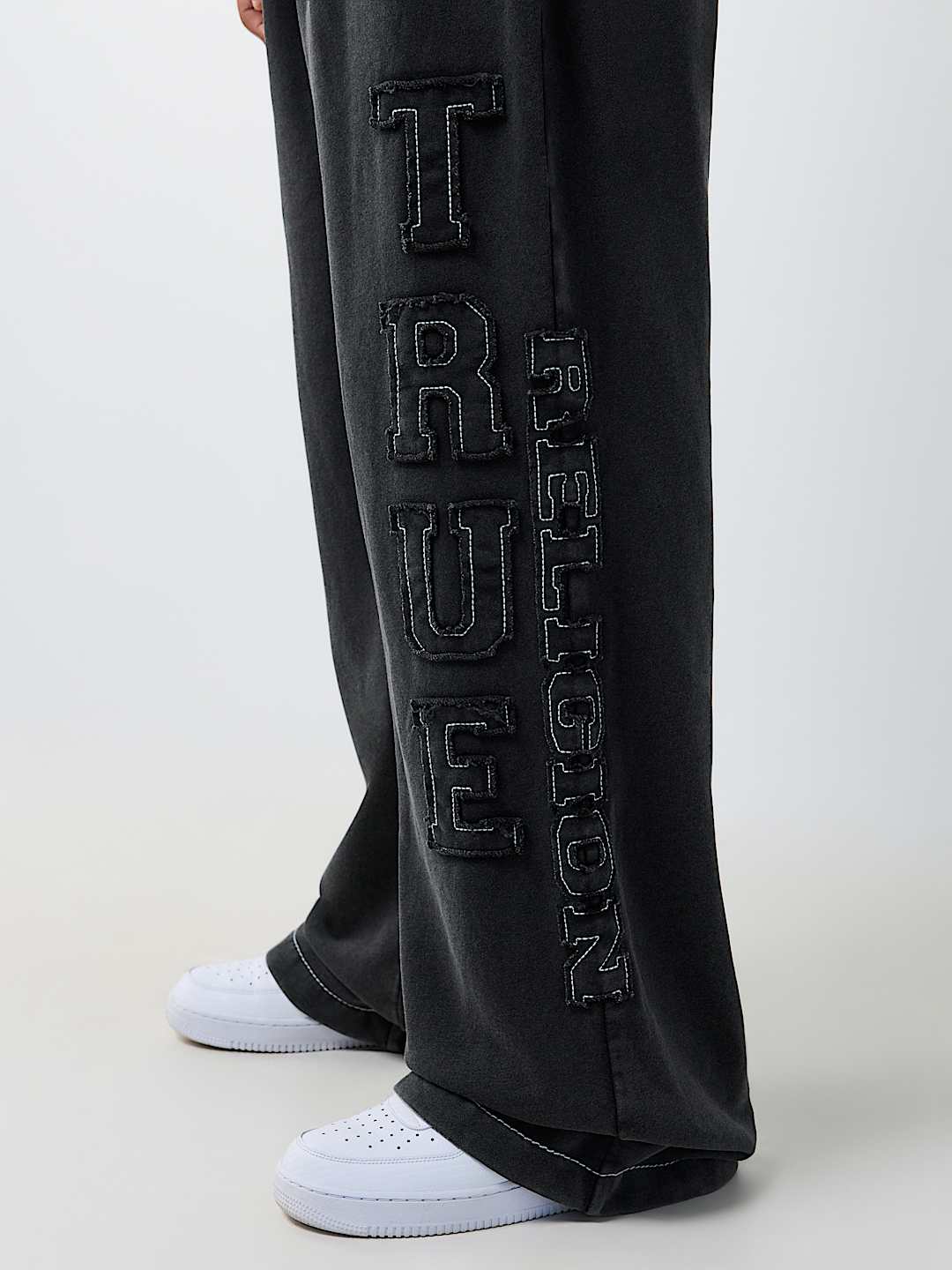 LOGO APPLIQU&Eacute; BIG T BAGGY SWEATPANT