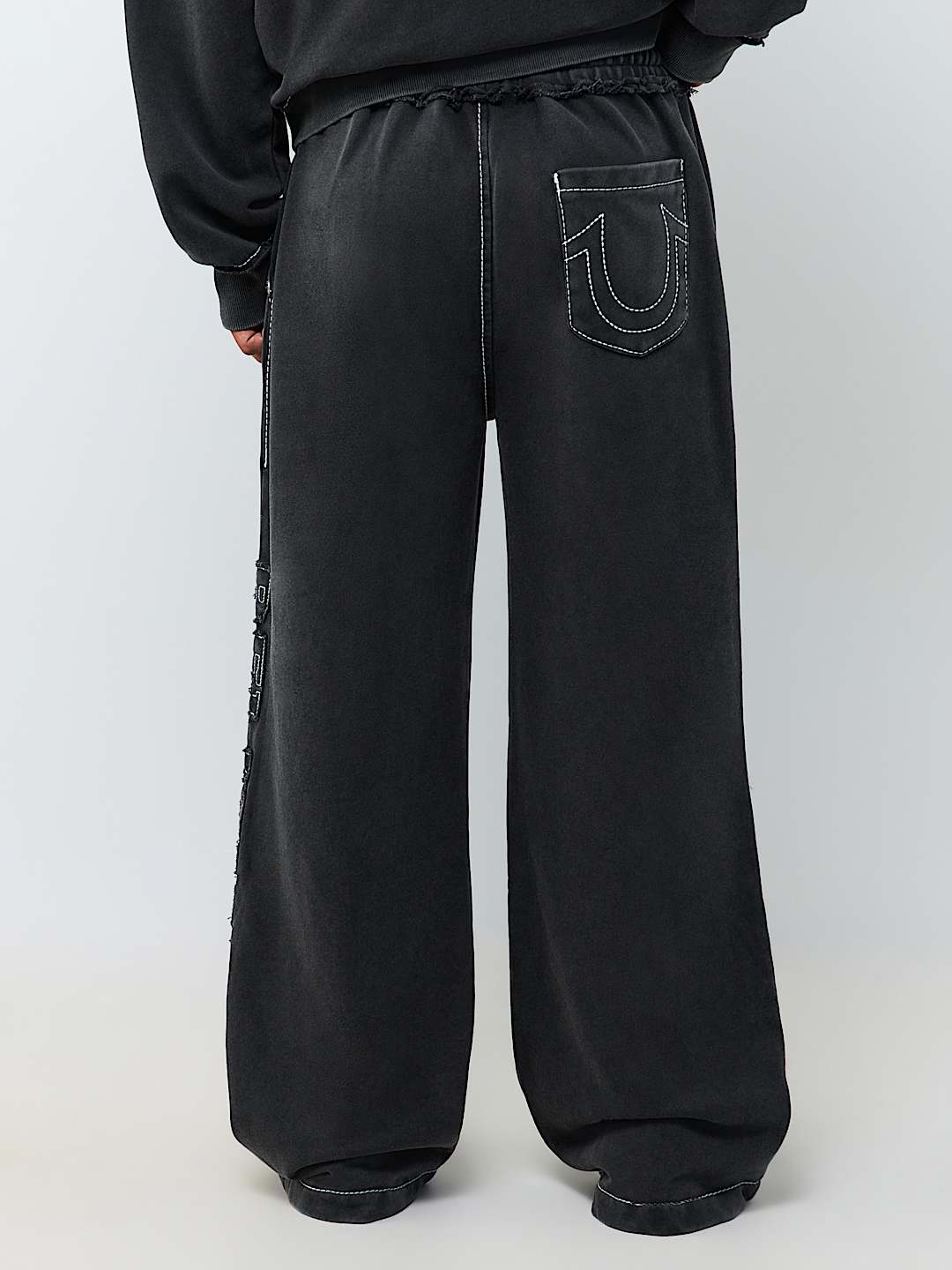 LOGO APPLIQU&Eacute; BIG T BAGGY SWEATPANT