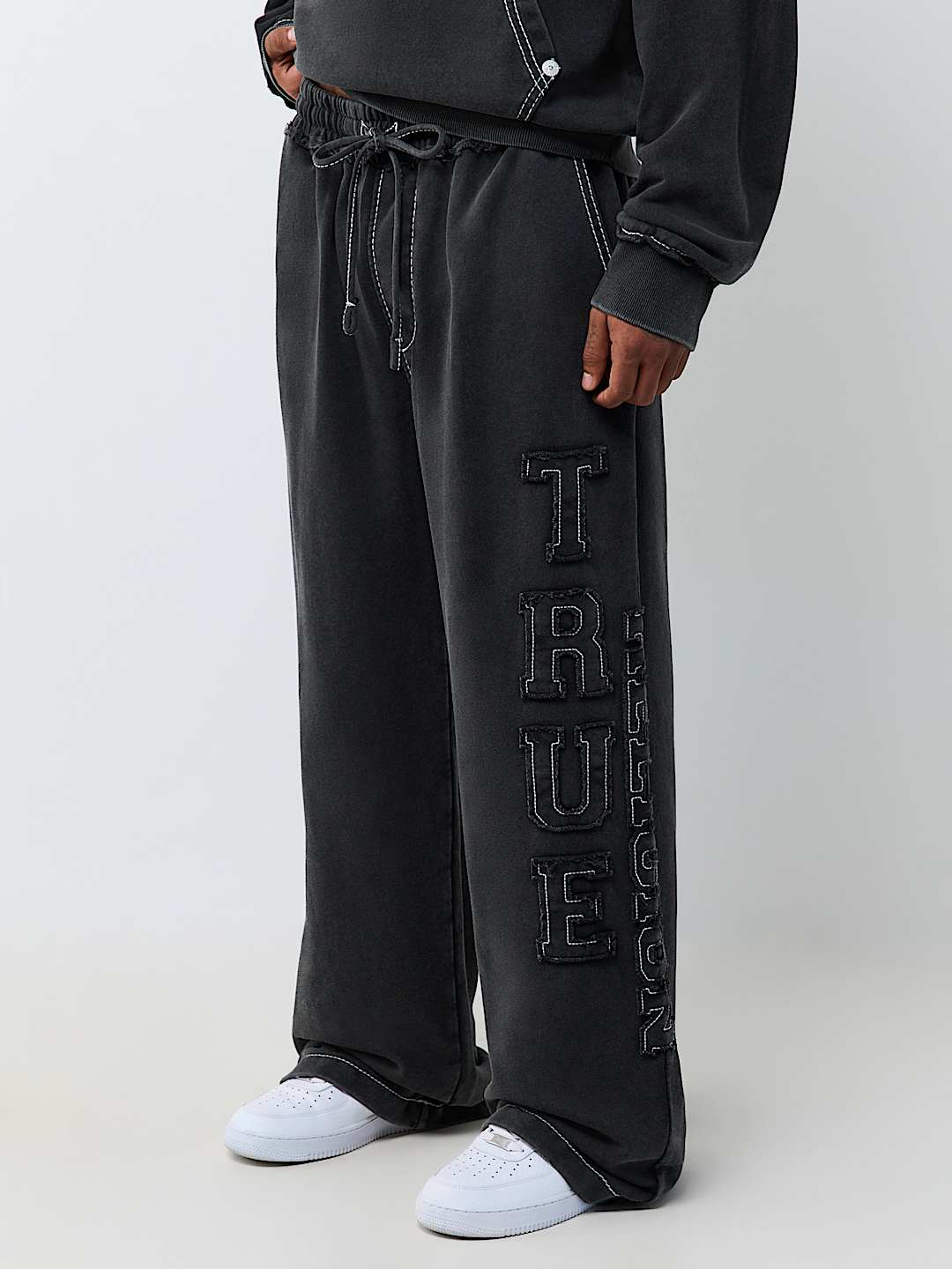 LOGO APPLIQU&Eacute; BIG T BAGGY SWEATPANT