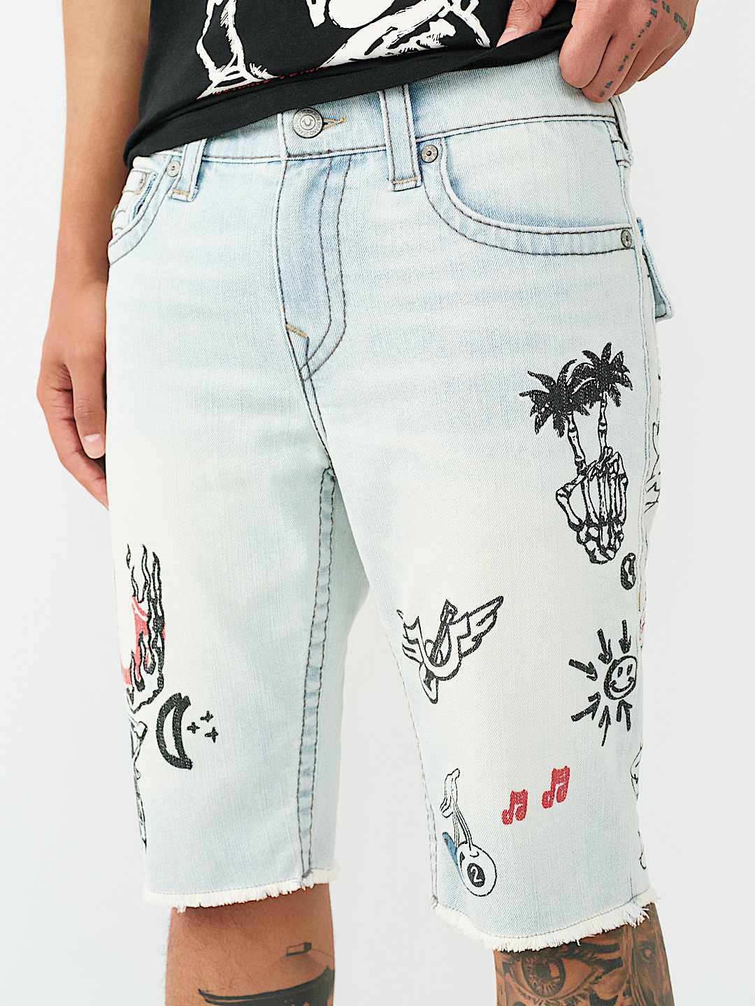 ROCCO BIG T DOODLE FRAYED HEM FLAP SHORT