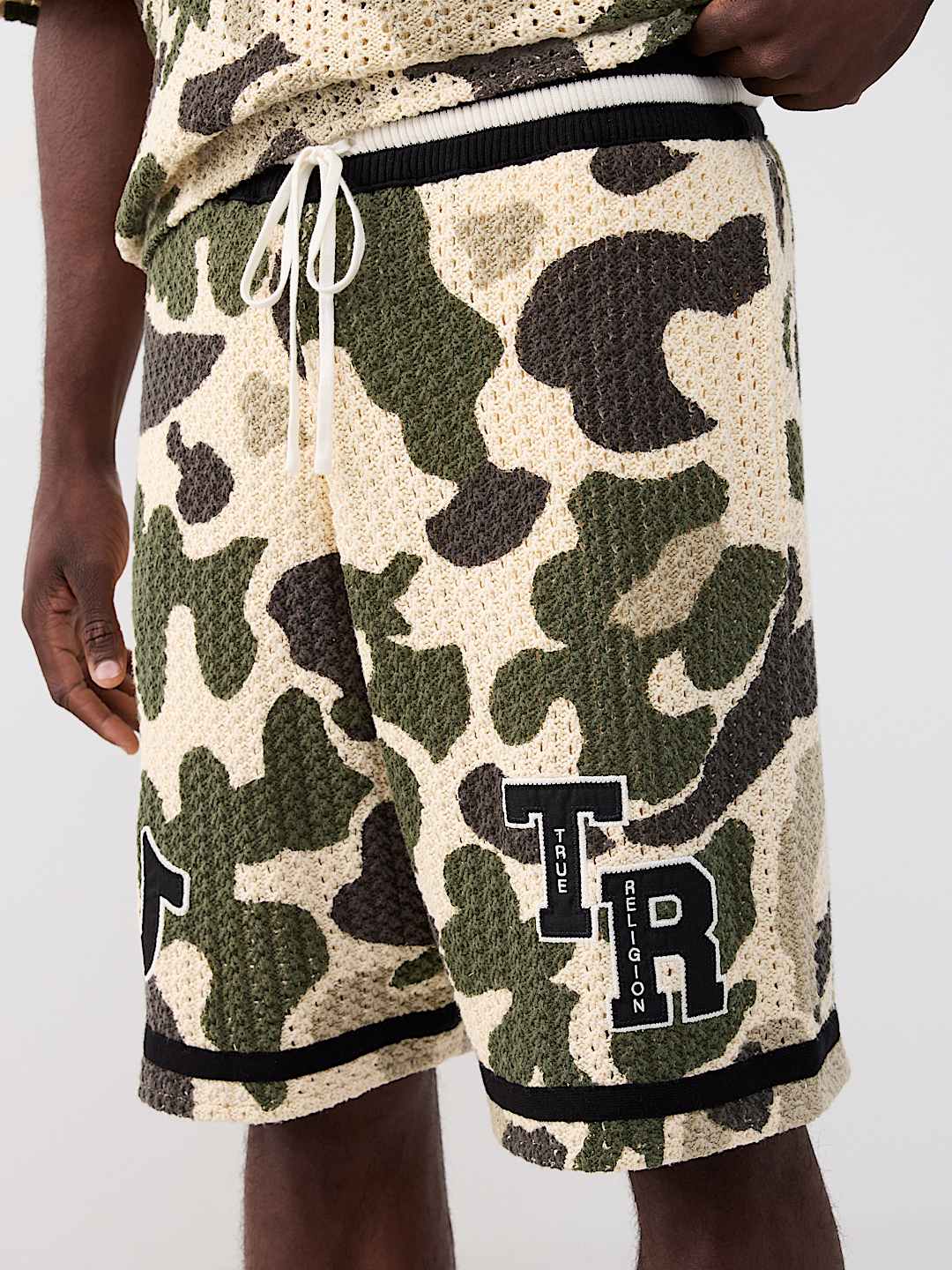 SHORTS DE CROCHET DE TEJIDO ABIERTO ESTAMPA CAMUFLAJE, image 1