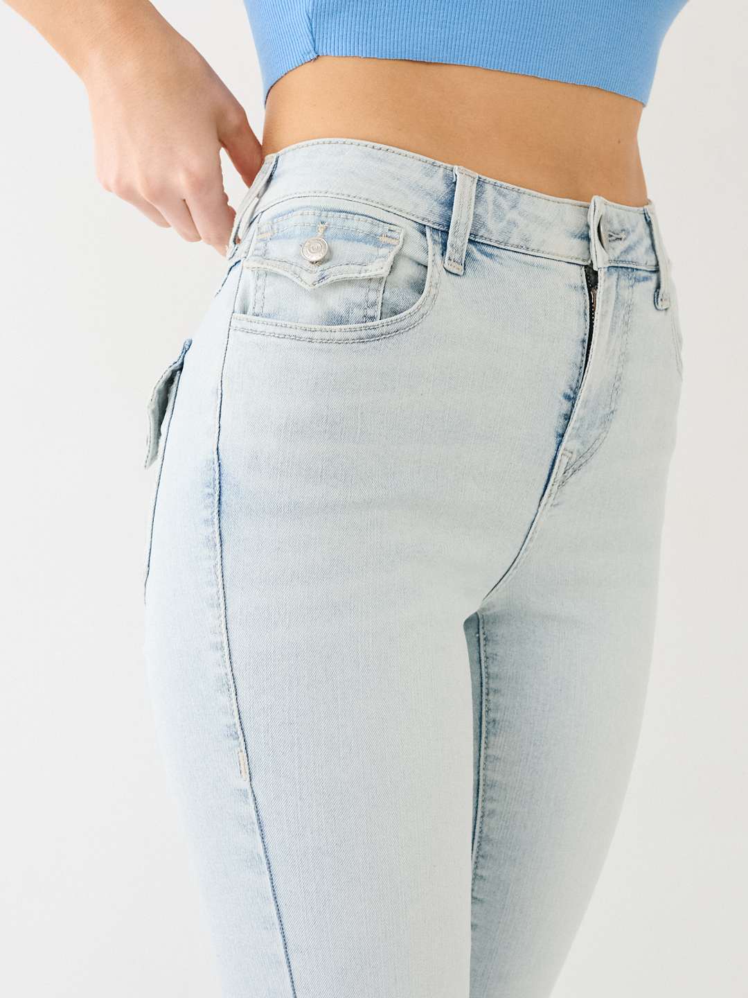 JEANS BECCA CON CORTE DE BOTA Y COSTURAS CON AGUJA SIMPLE