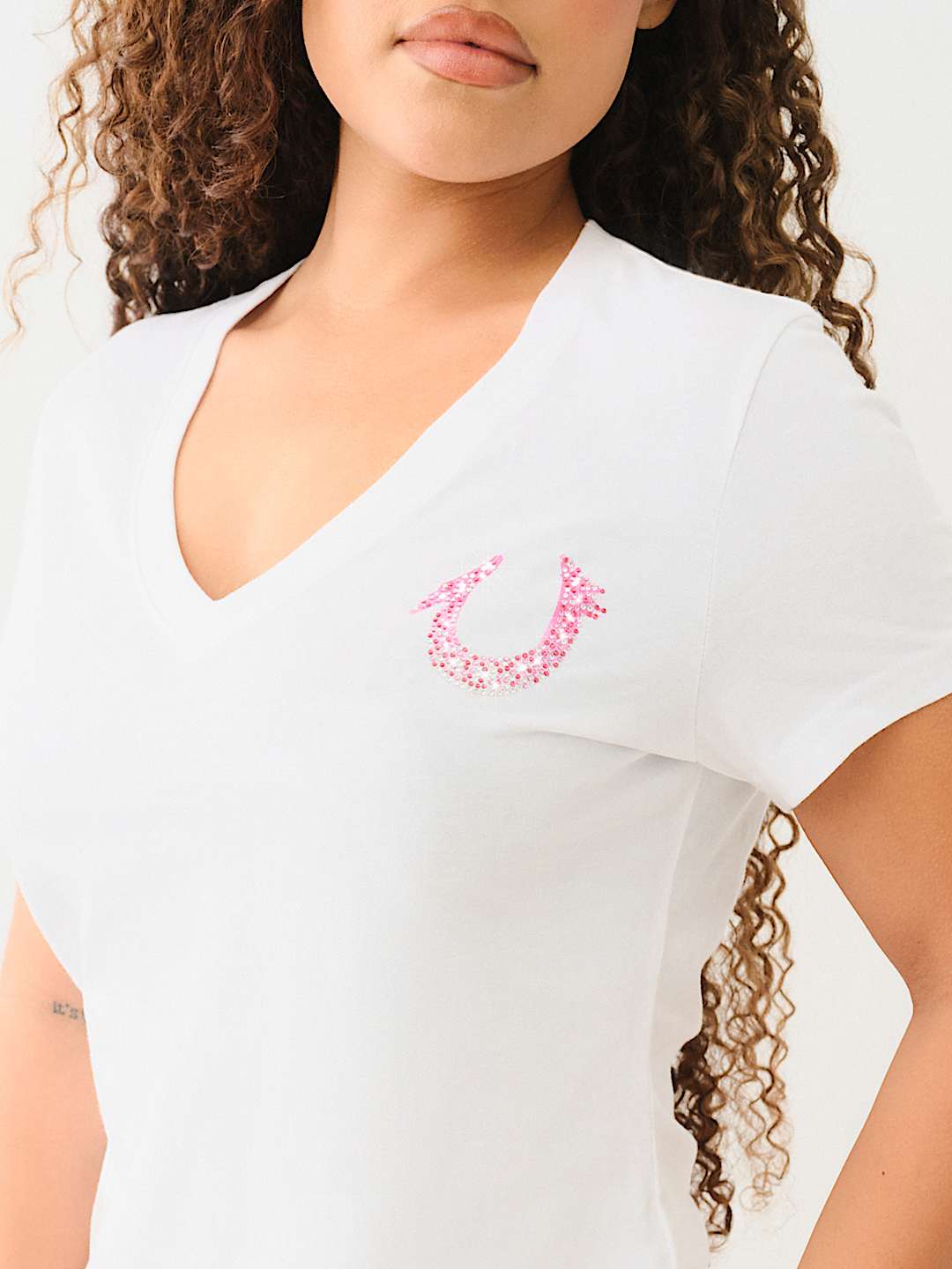 CRYSTAL OMBRE HORSESHOE V NECK TEE