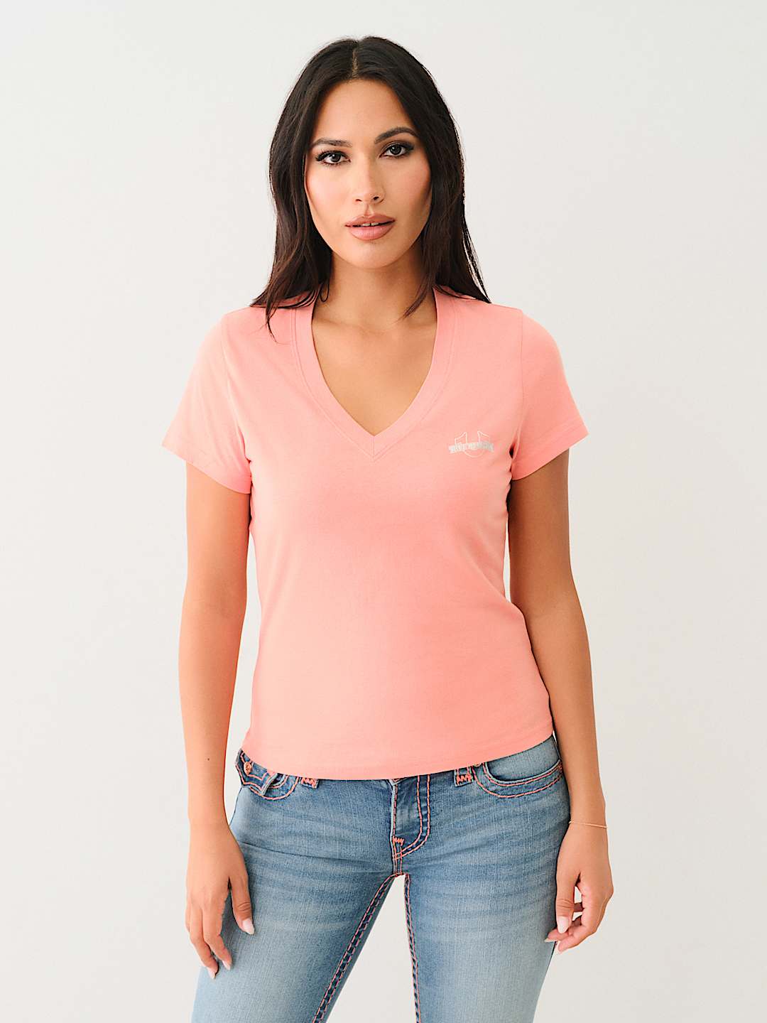 METALLIC PUFF PRINT HORSESHOE V NECK TEE