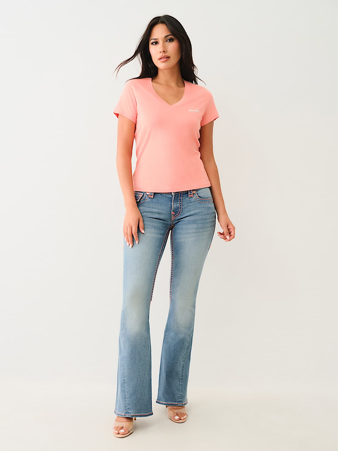 METALLIC PUFF PRINT HORSESHOE V NECK TEE