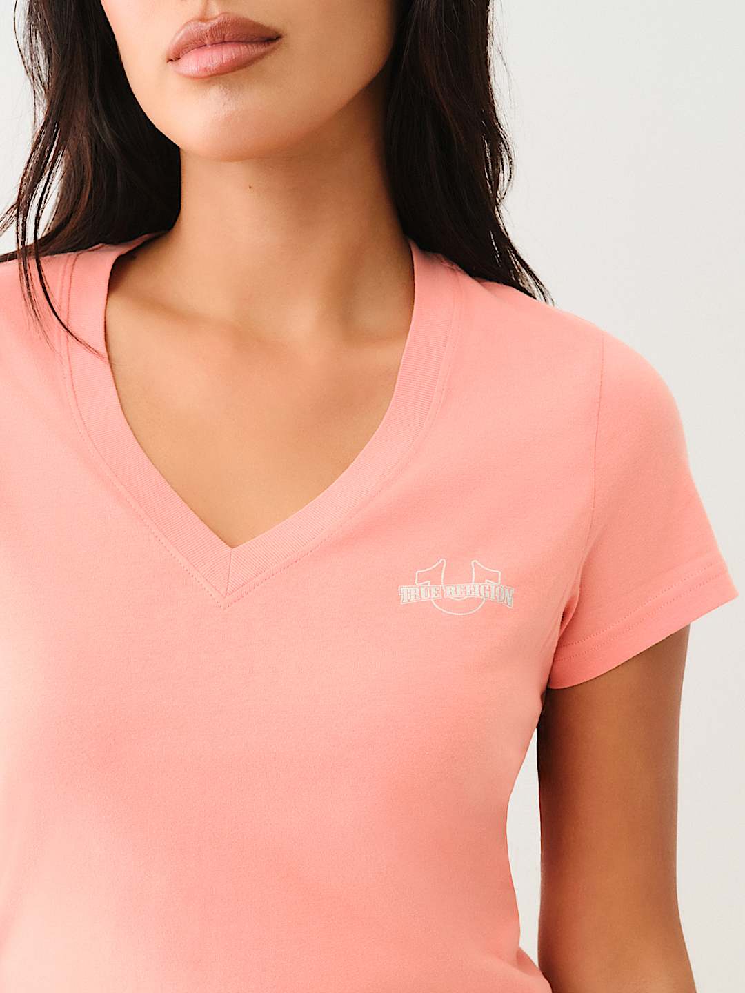 METALLIC PUFF PRINT HORSESHOE V NECK TEE