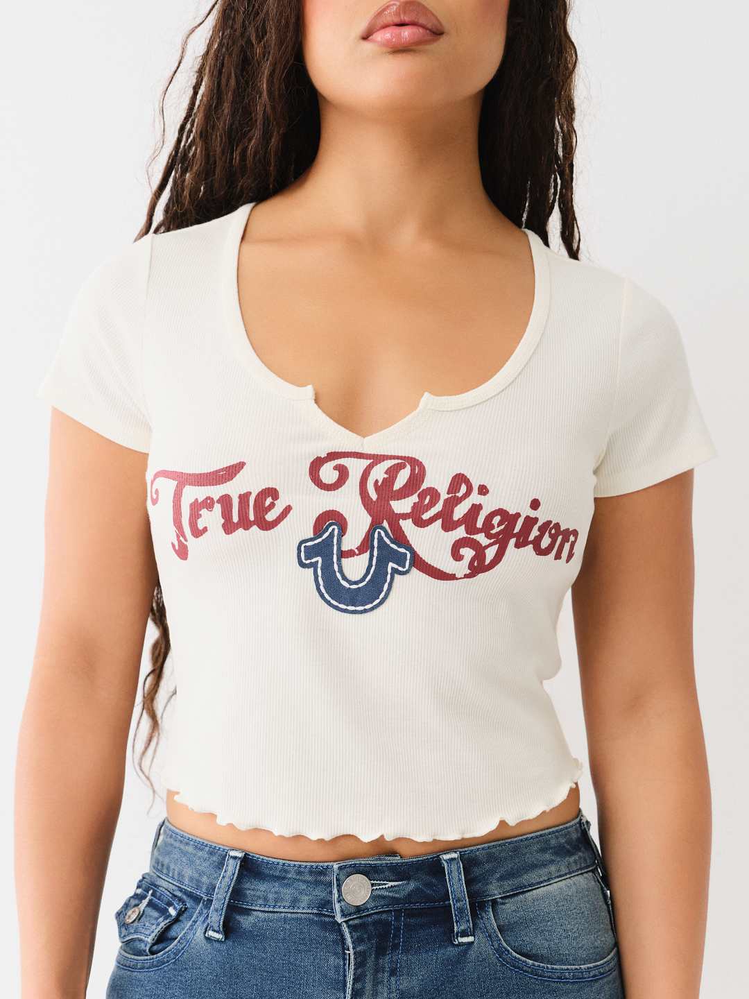 CAMISETA PEQUE&Ntilde;A CON CUELLO EN V CON HENDIDURA Y DOBLADILLO FRUNCIDO, image 1