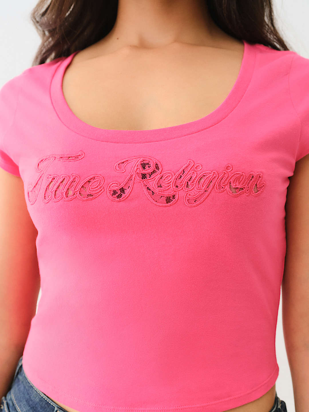LACE LOGO SCOOP NECK BABY TEE