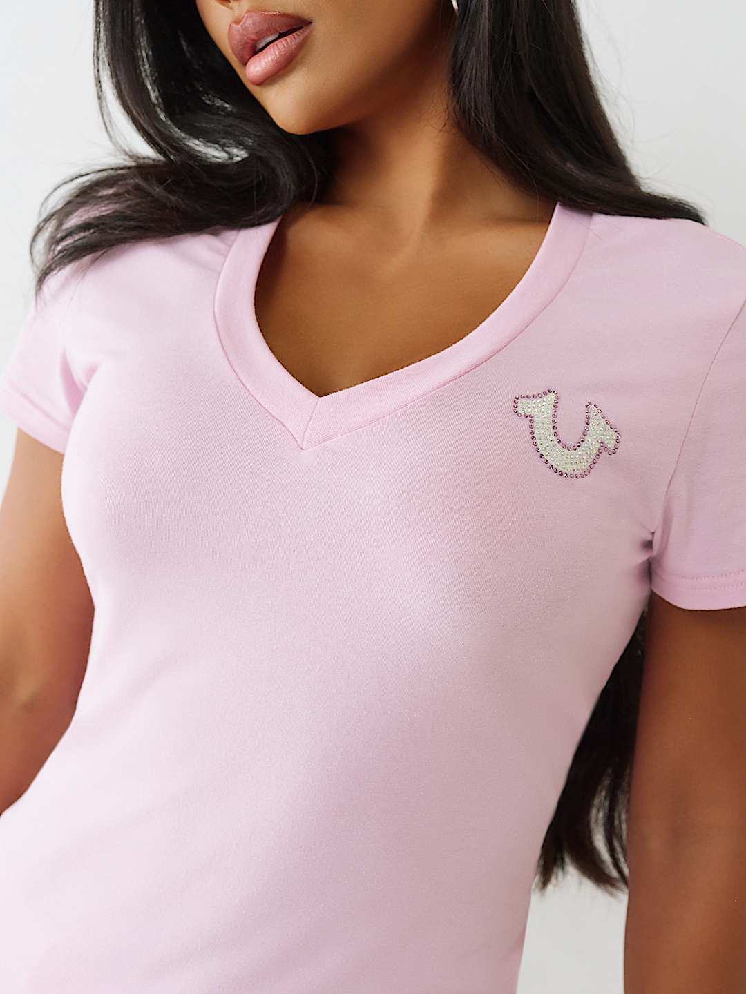 CRYSTAL TRUE LOGO V NECK TEE