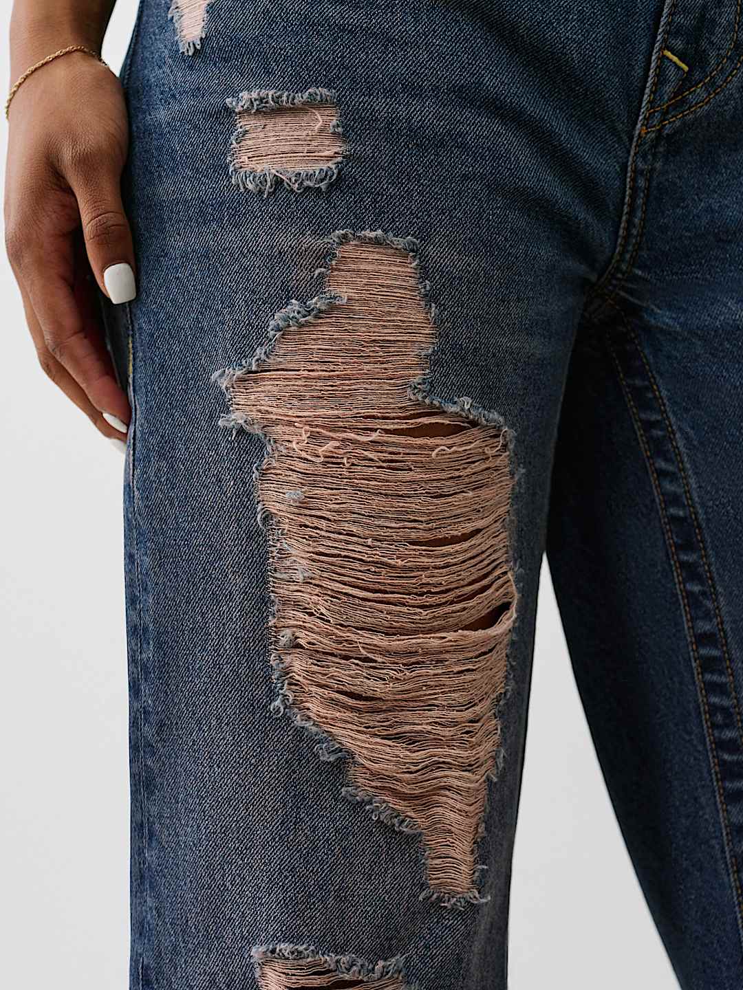 DISTRESSED MID RISE RELAXED JEAN