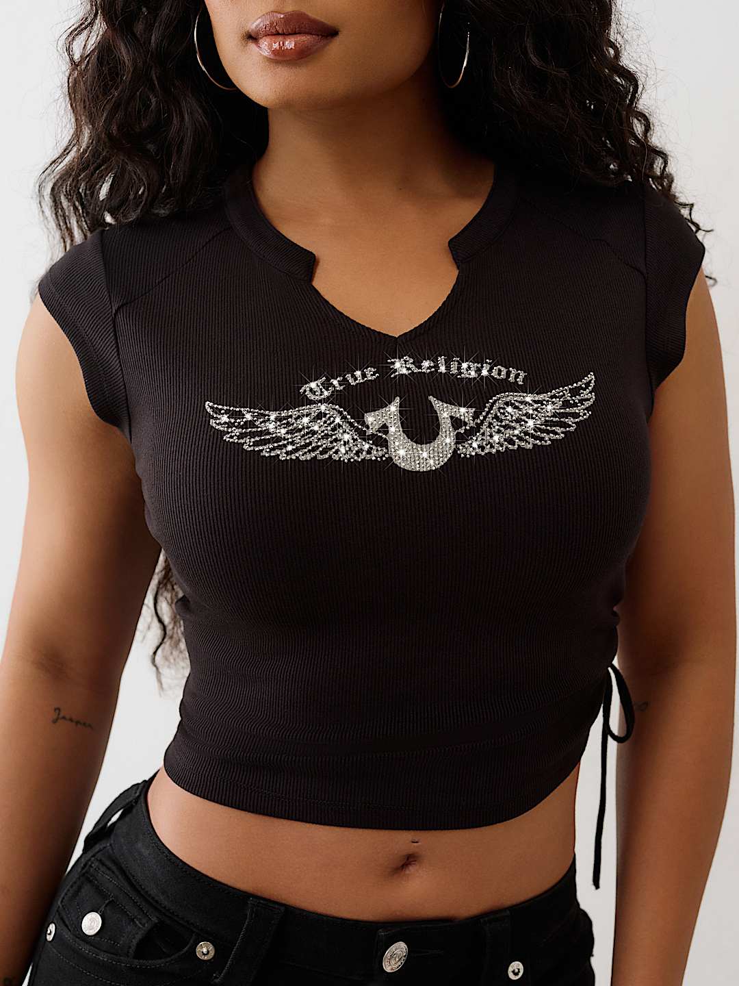 Женский укороченный топ True Religion с V-образным вырезом, боковыми сборками и кристаллами, черный