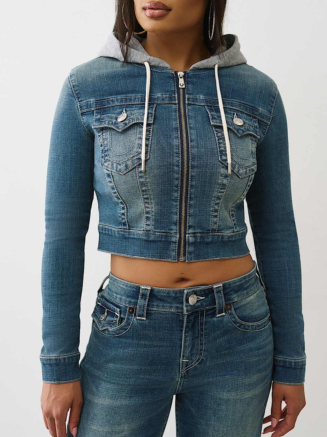 CHAQUETA RECORTADA CON CAPUCHA DE MEZCLILLA, image 4