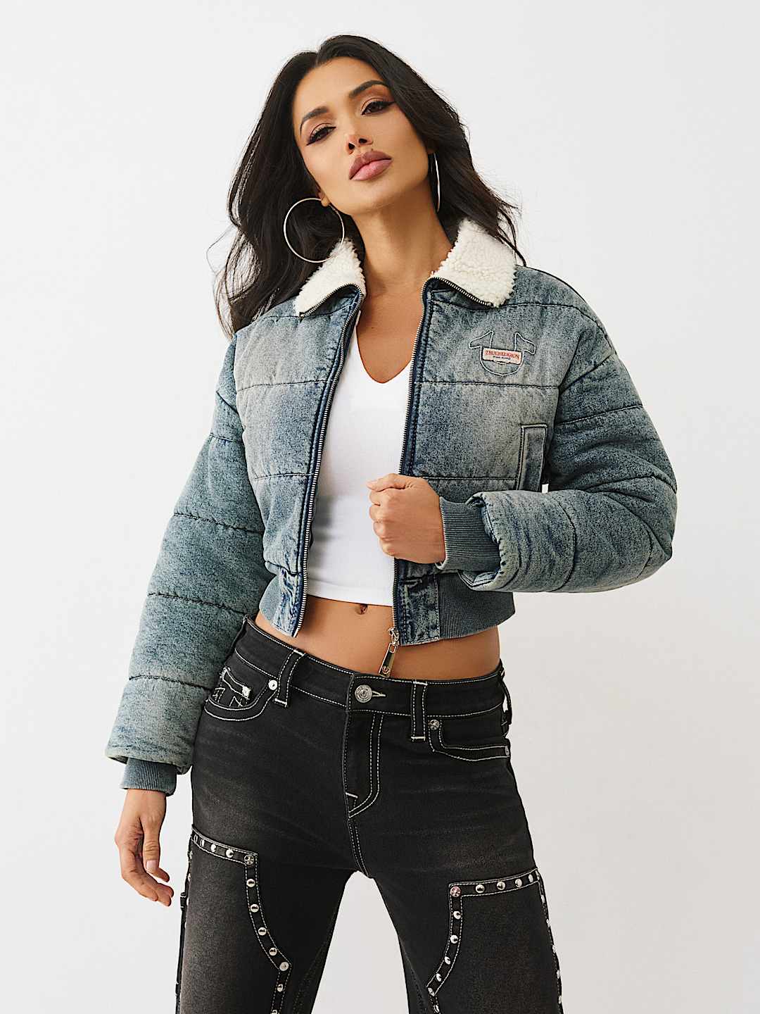 Женская стеганая джинсовая куртка True Religion Puffer, средняя стирка
