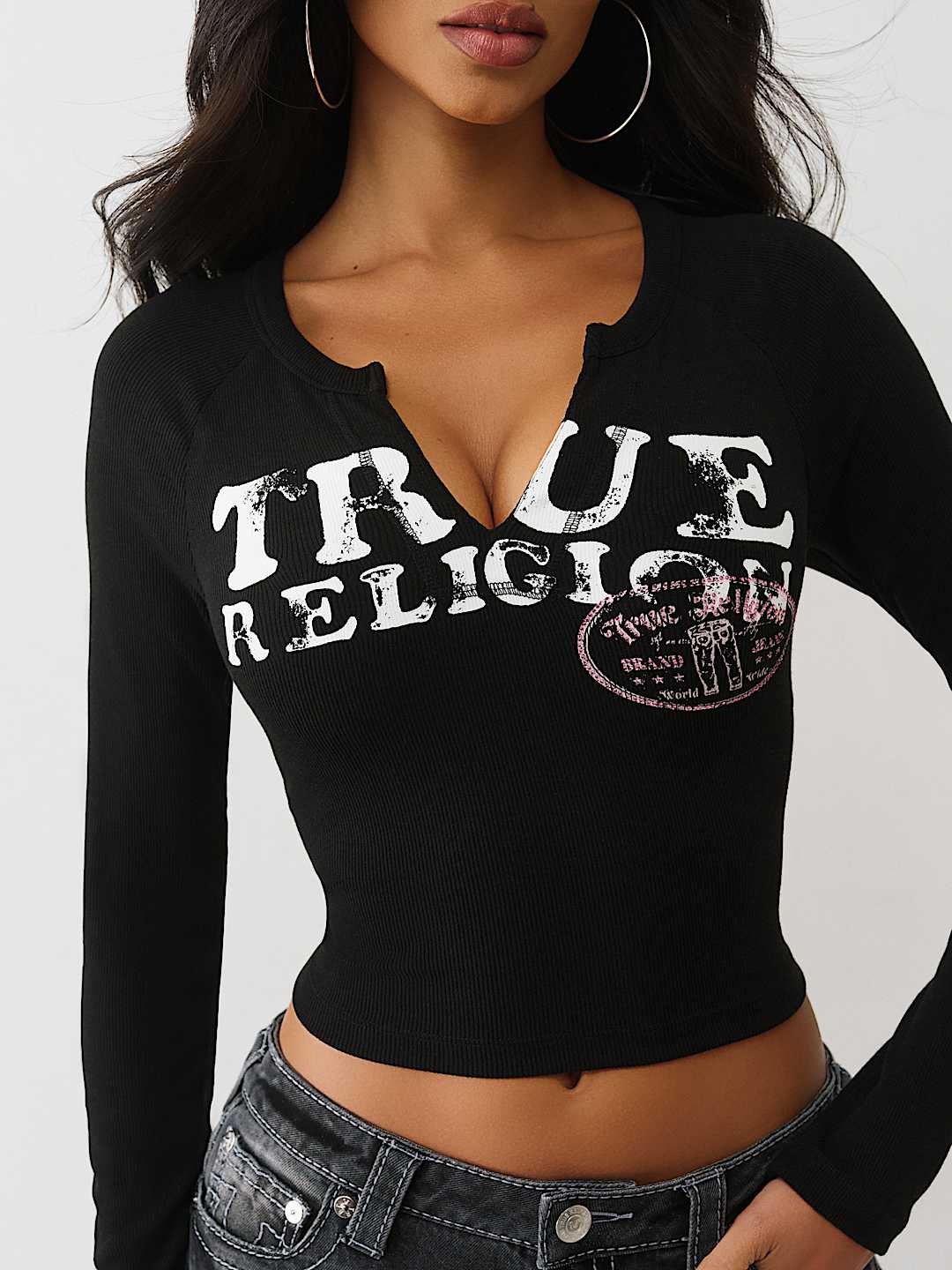 Женская футболка-реглан True Religion в рубчик с V-образным вырезом, черная