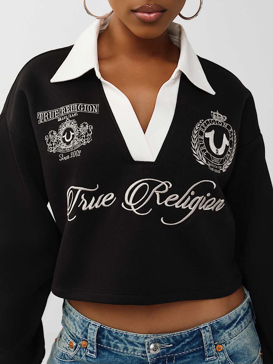 Женский пуловер-поло True Religion укороченный с вышивкой, черный