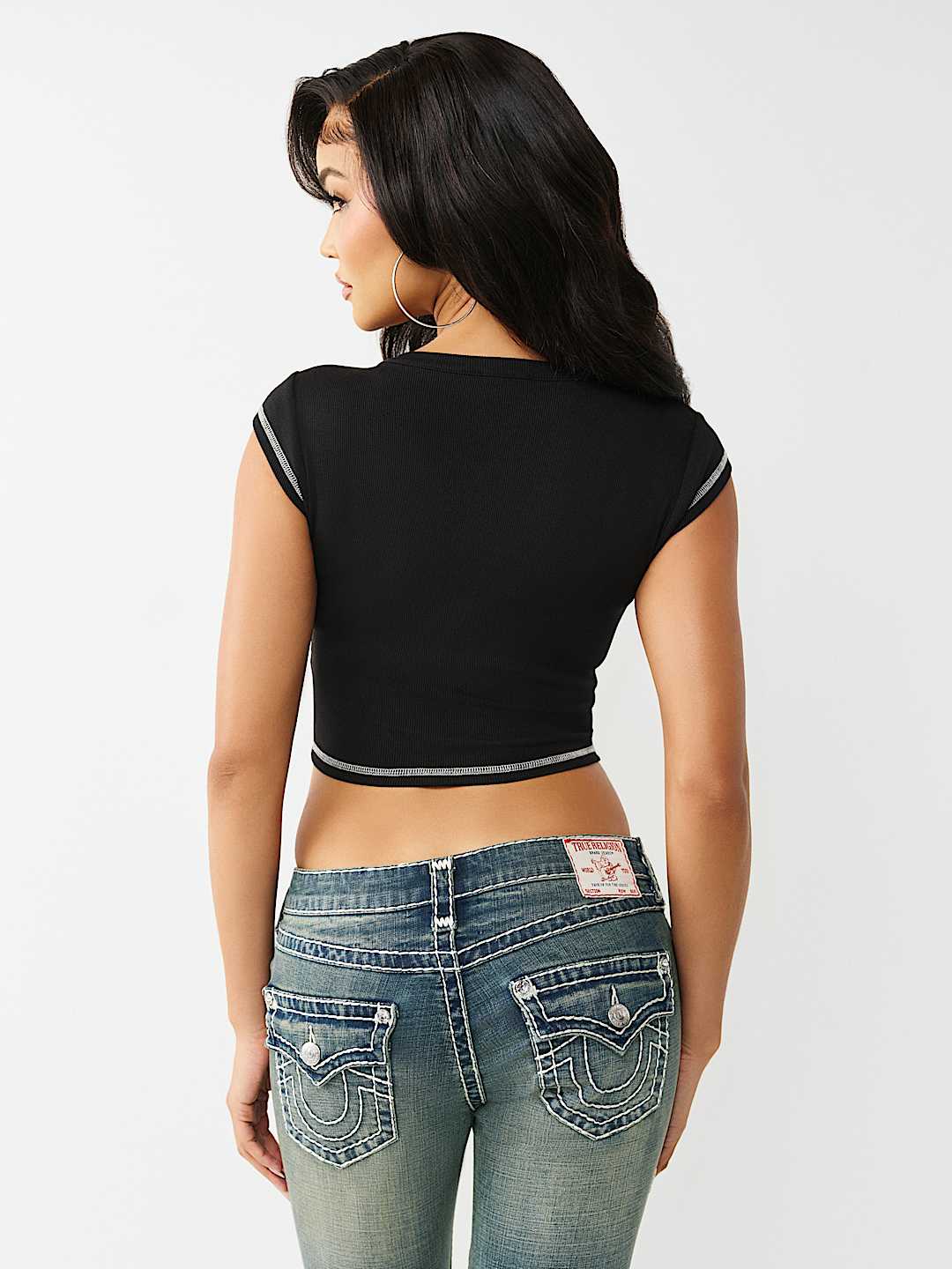 CAMISETA CON CUELLO EN V, image 5