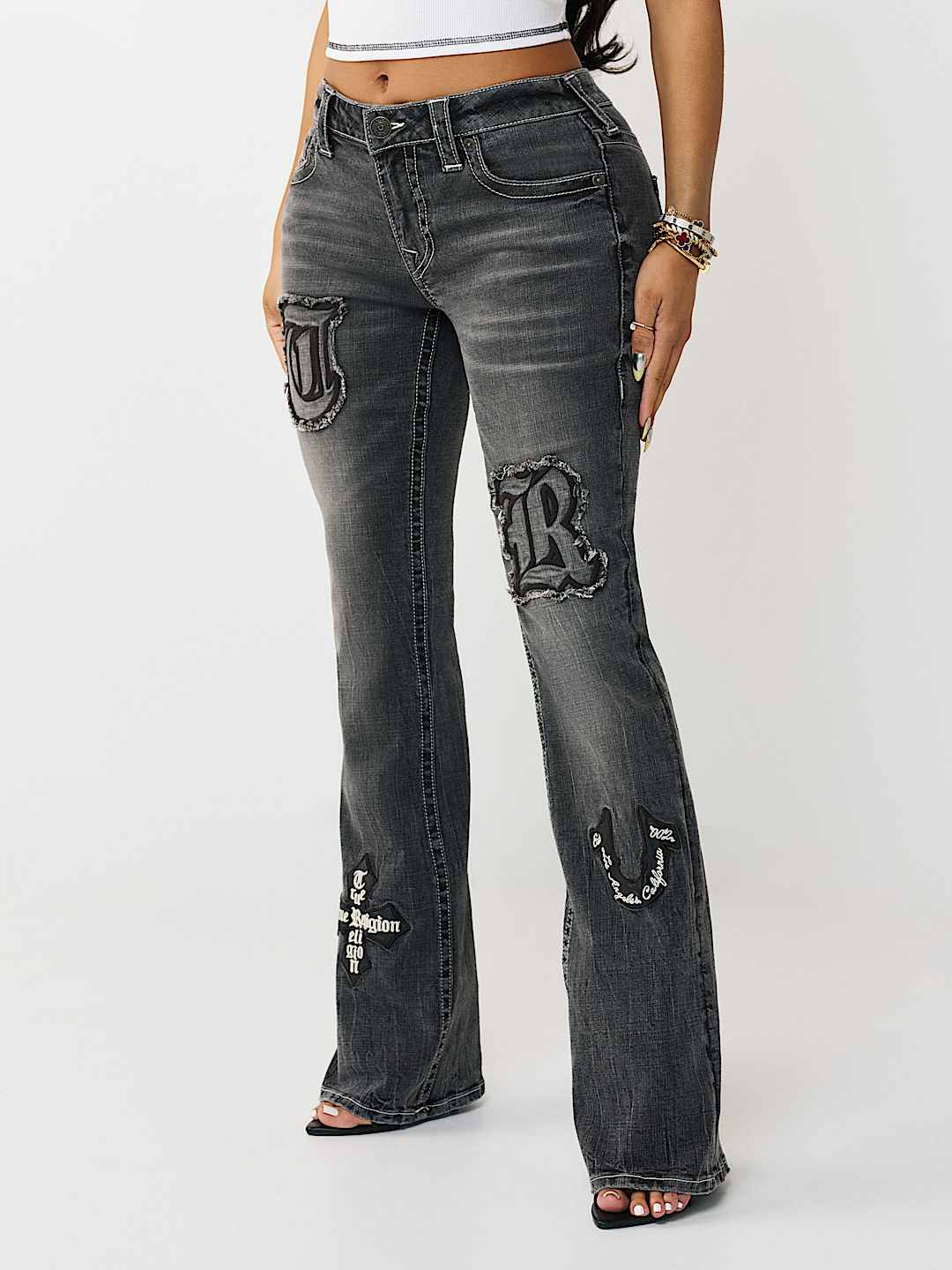 JEANS CORTE DE BOTA BECCA DE TIRO MEDIO CON APLIQUE, image 3