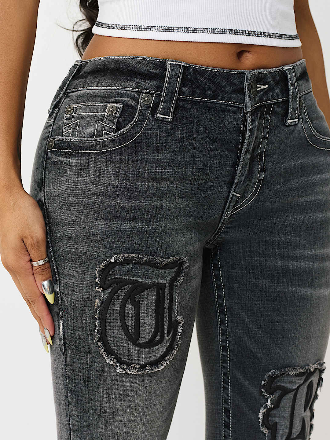 JEANS CORTE DE BOTA BECCA DE TIRO MEDIO CON APLIQUE, image 4