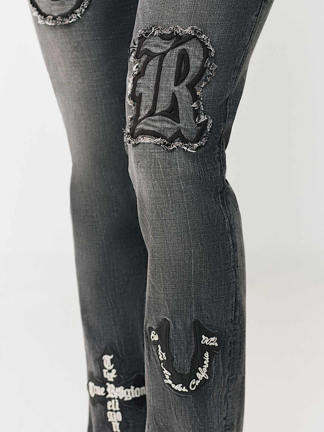 JEANS CORTE DE BOTA BECCA DE TIRO MEDIO CON APLIQUE, image 6