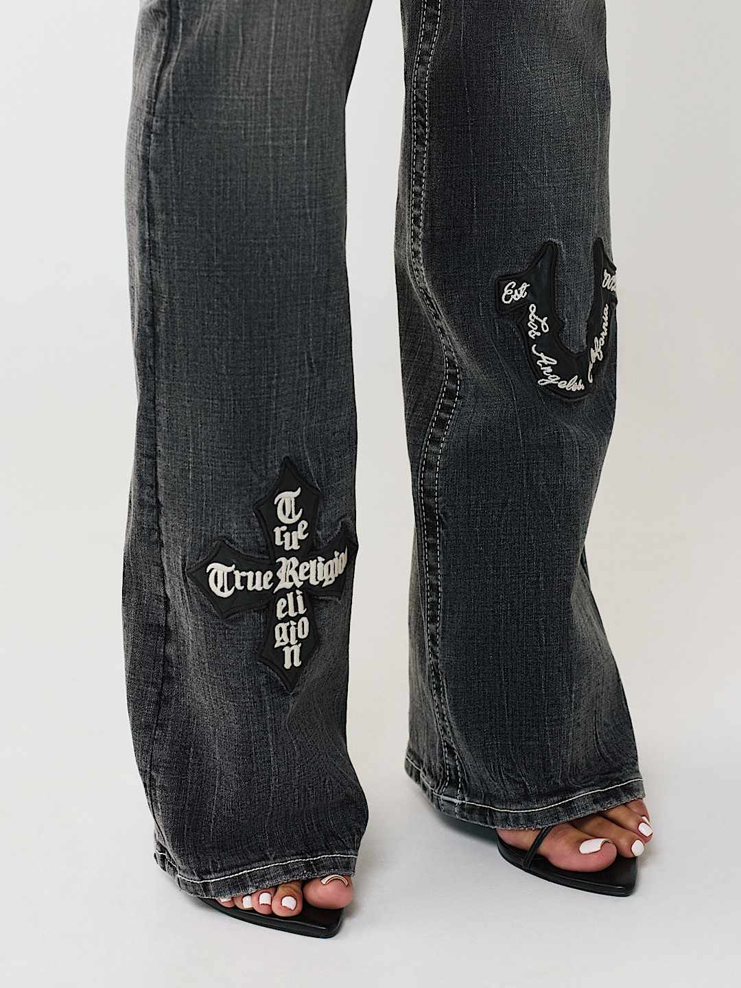 JEANS CORTE DE BOTA BECCA DE TIRO MEDIO CON APLIQUE, image 7