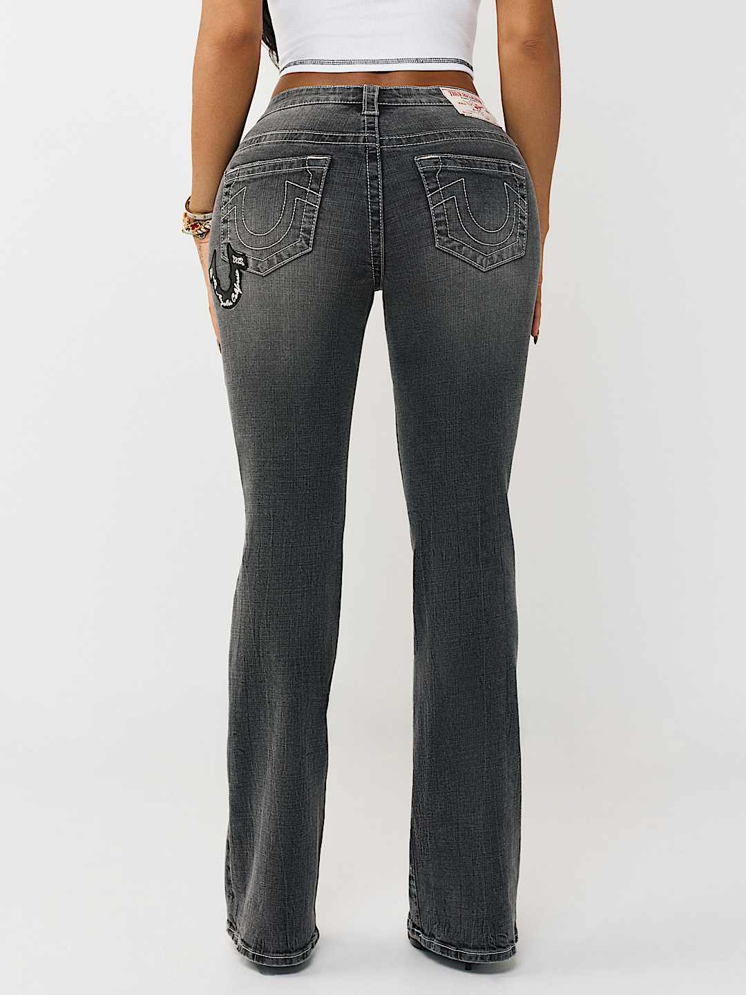 JEANS CORTE DE BOTA BECCA DE TIRO MEDIO CON APLIQUE, image 8