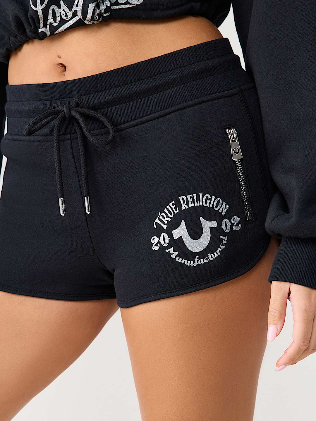 ZIP POCKET DOLPHIN HEM HOT SHORT
