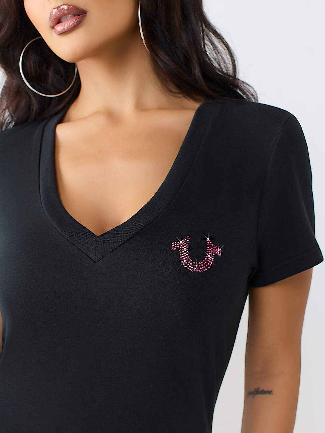 CLASSIC V-NECK TEE