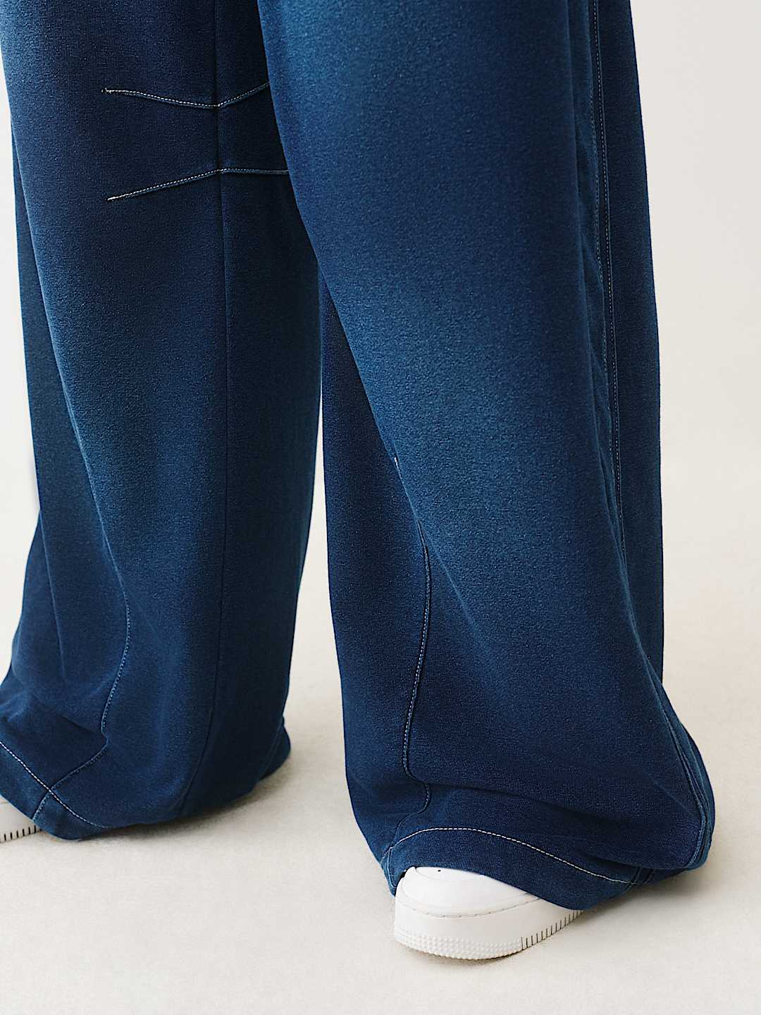 PANTALON EN MOLLETON COUPE BALLON D&Eacute;LAV&Eacute; INDIGO