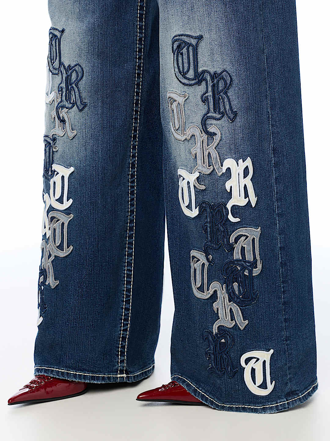 JESSIE MID RISE APPLIQU&Eacute; BIG T SUPER BAGGY JEAN