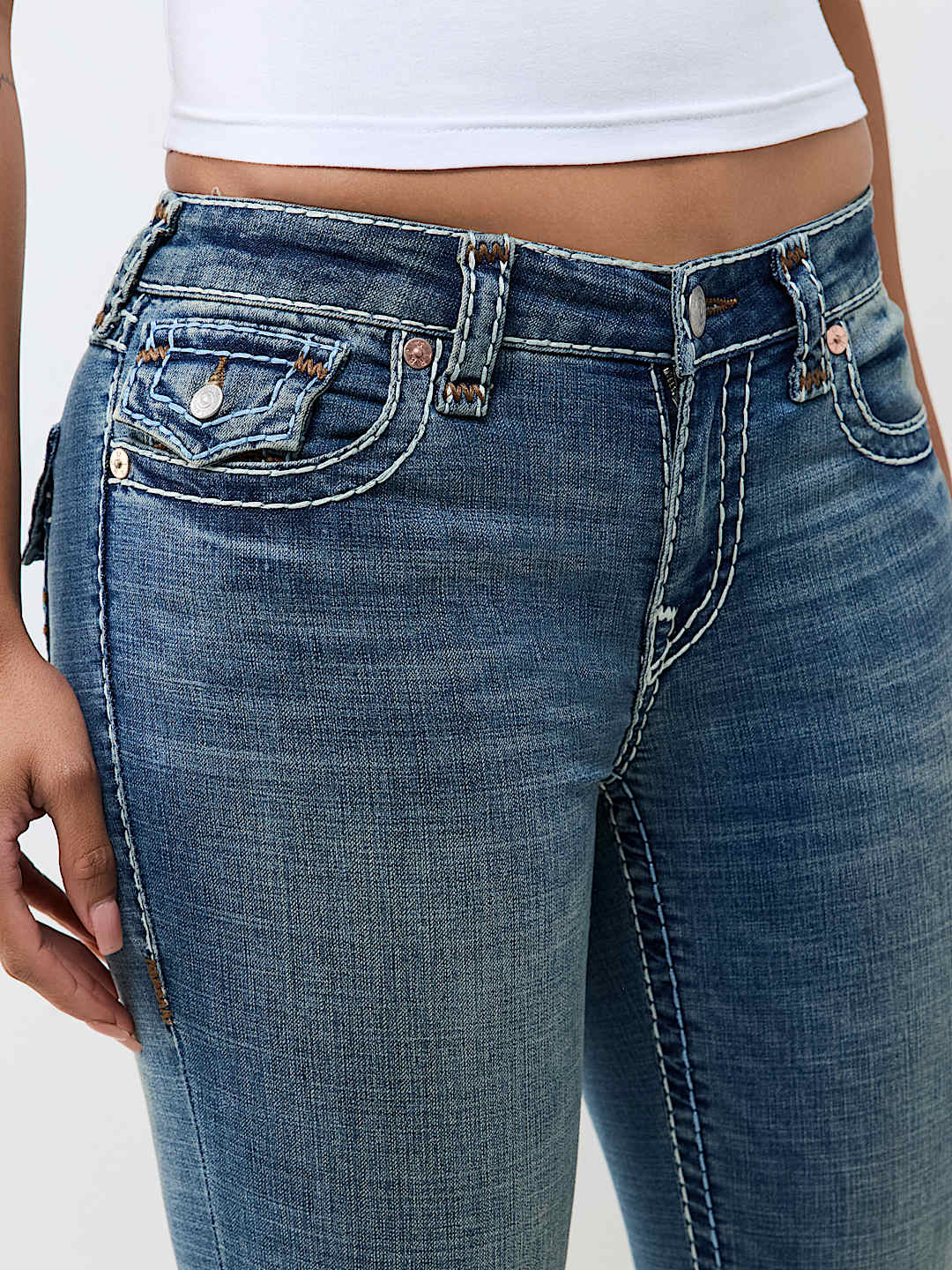 JEANS RECTOS BILLIE DE TIRO MEDIO CON SOLAPA Y SUPER T