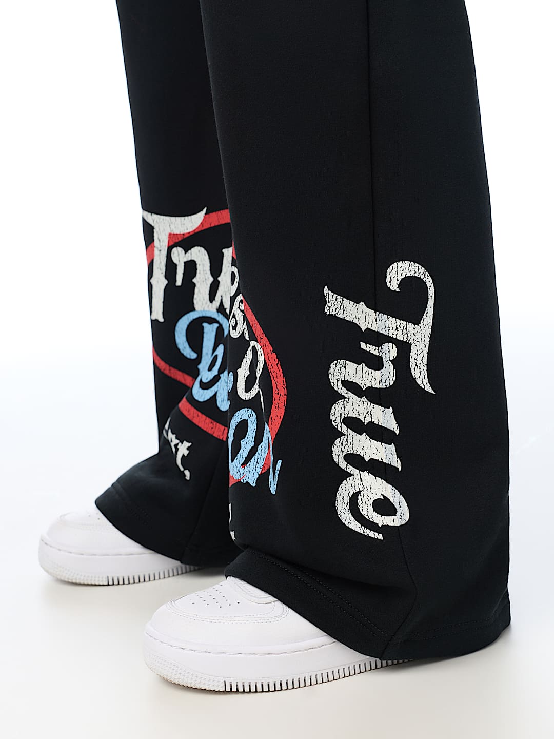 EMBROIDERED MID RISE WIDE LEG SWEATPANT