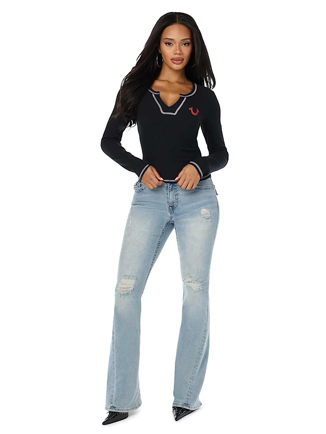 CAMISETA ACANALADA CON CUELLO EN V Y CRISTALES