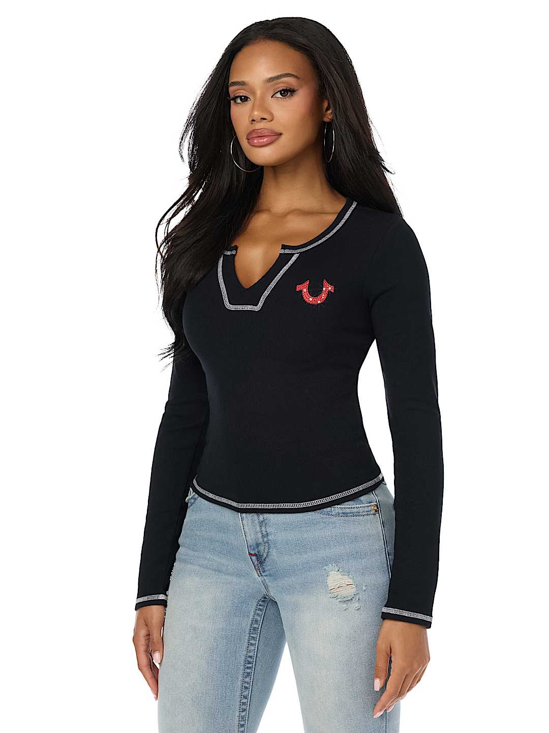 CAMISETA ACANALADA CON CUELLO EN V Y CRISTALES