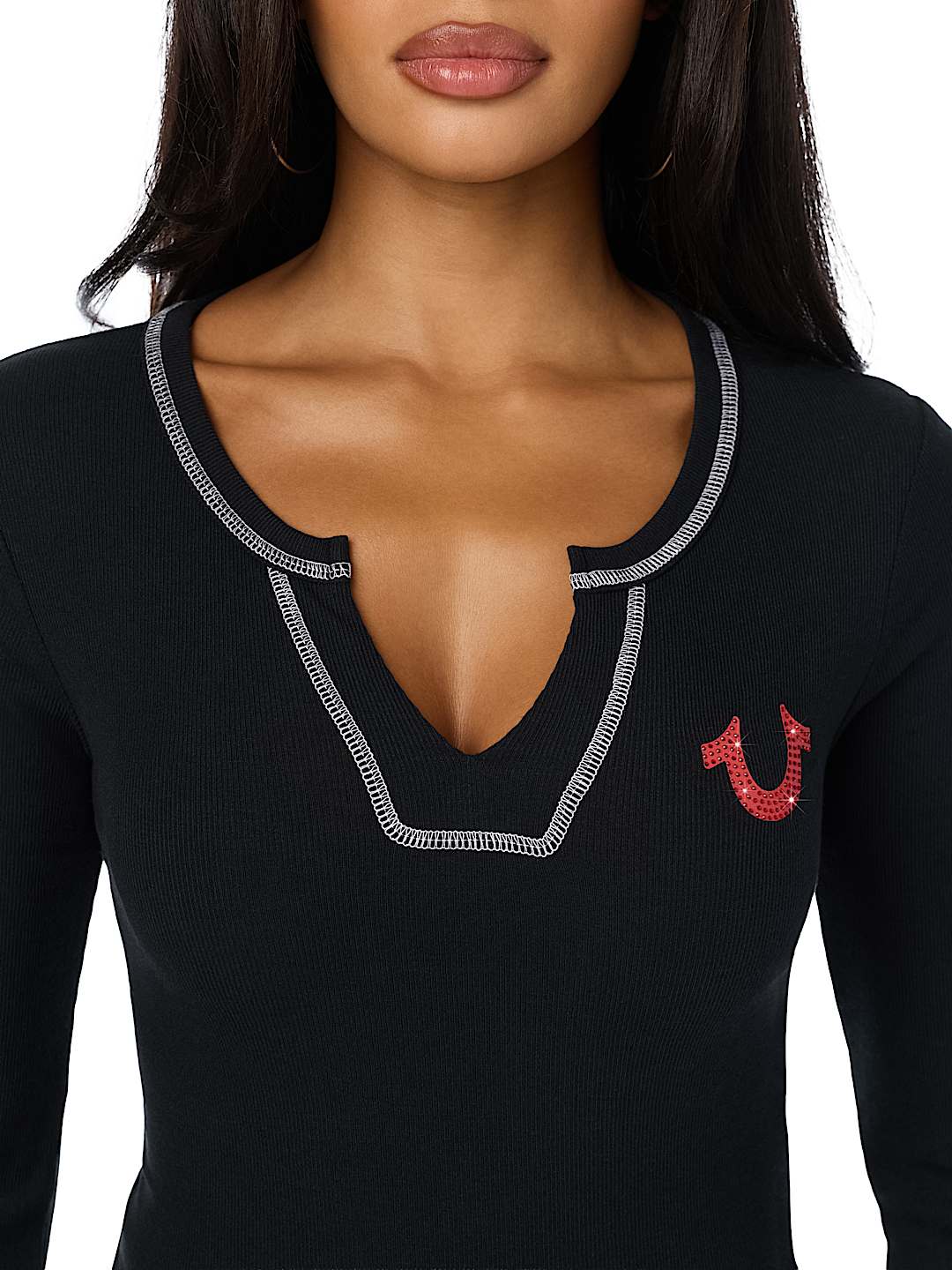 CAMISETA ACANALADA CON CUELLO EN V Y CRISTALES