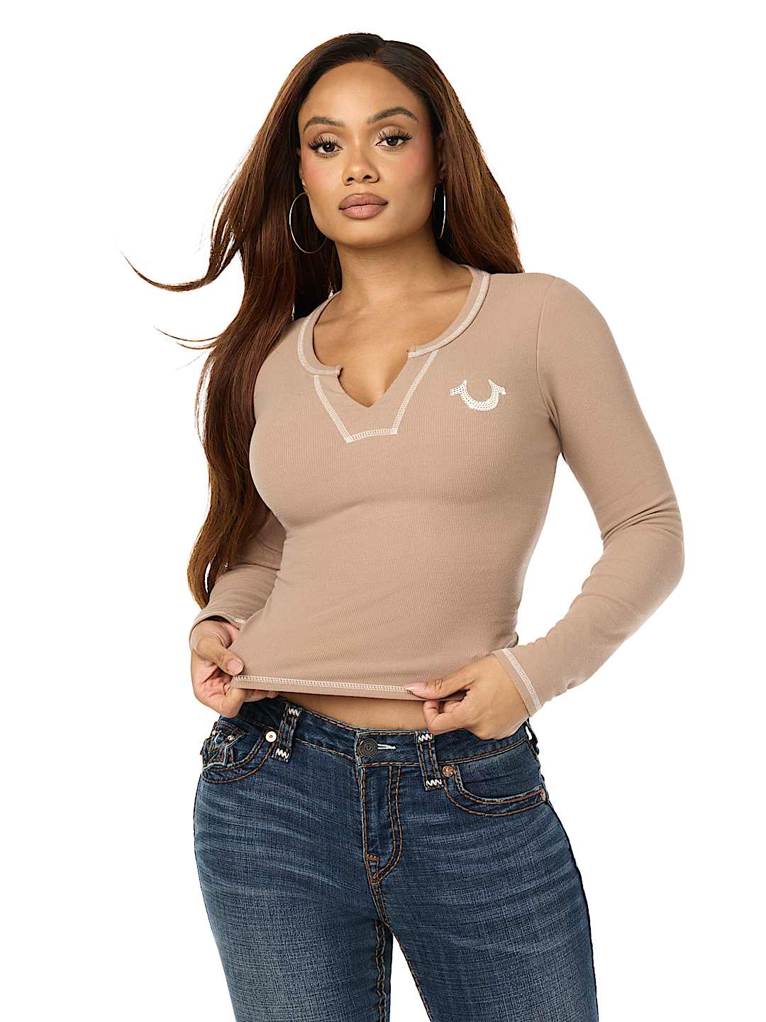 CAMISETA ACANALADA CON CUELLO EN V Y CRISTALES