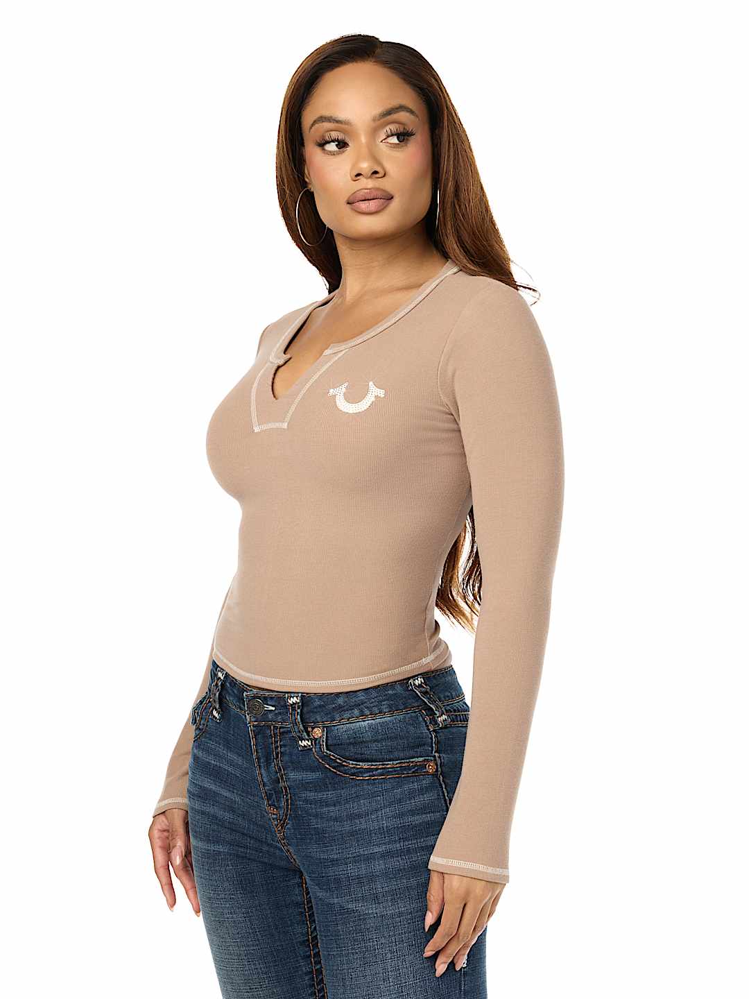 CAMISETA ACANALADA CON CUELLO EN V Y CRISTALES