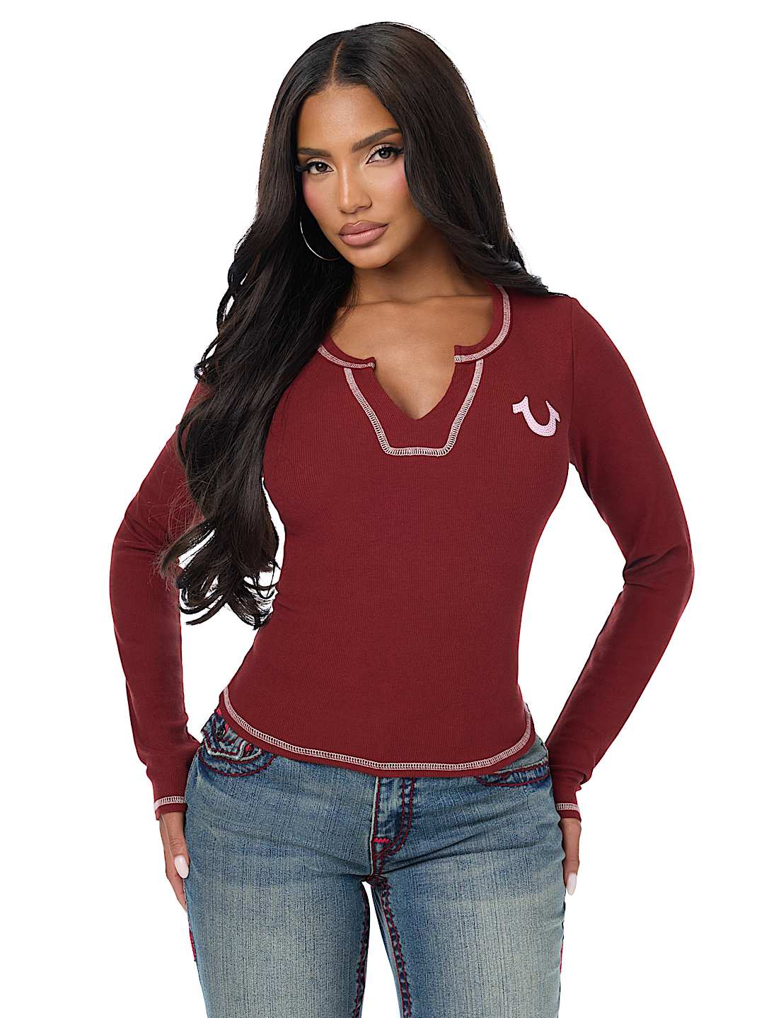 CAMISETA ACANALADA CON CUELLO EN V Y CRISTALES