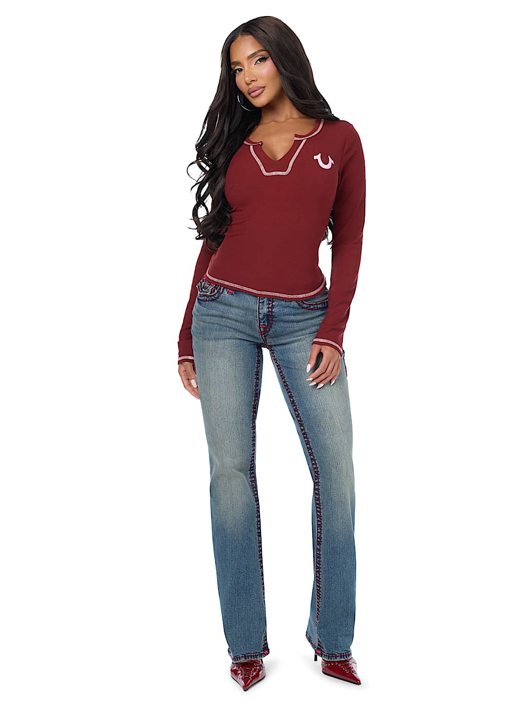 CAMISETA ACANALADA CON CUELLO EN V Y CRISTALES