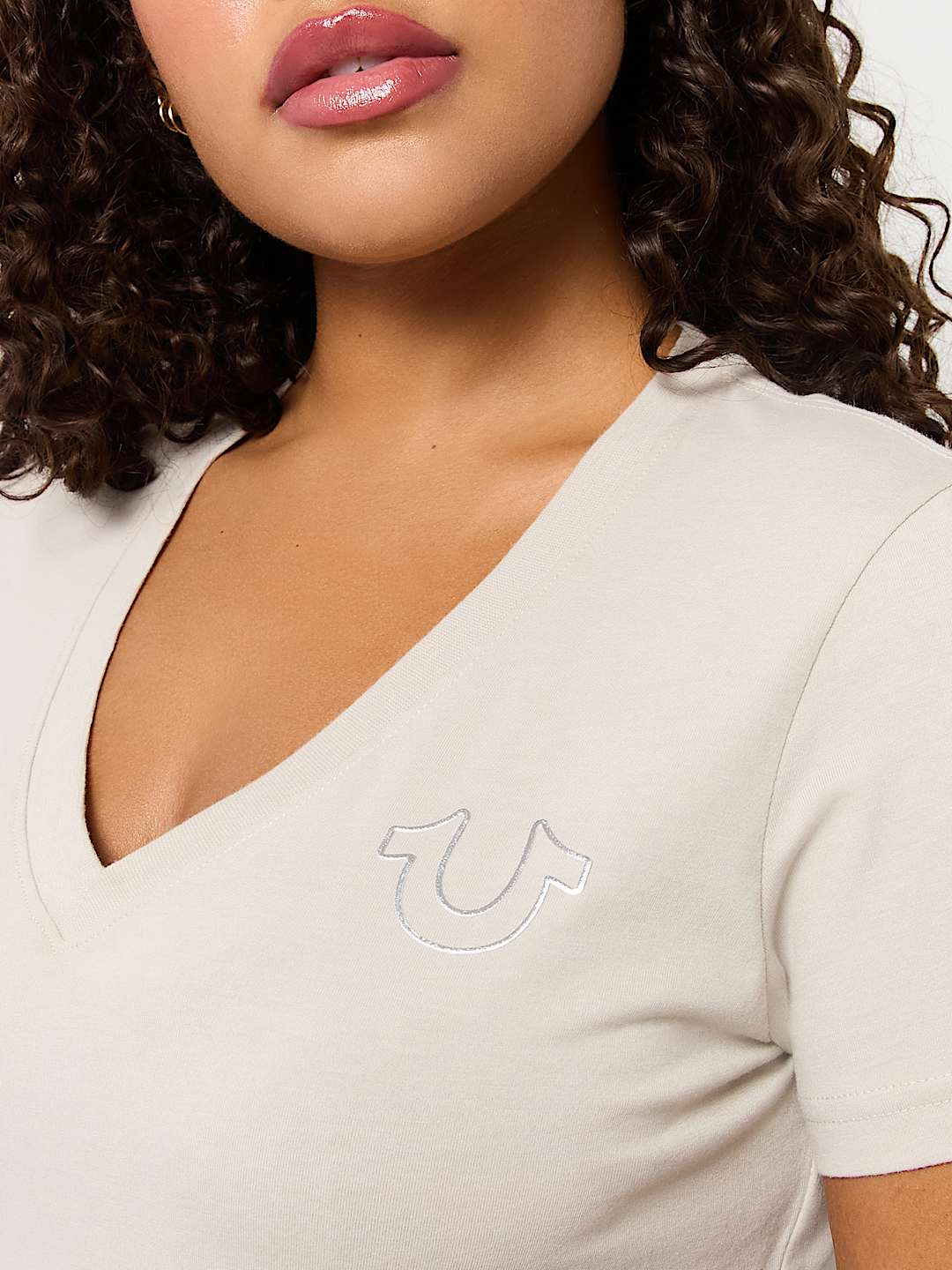 METALLIC FLORAL HORSESHOE V NECK TEE, image 4