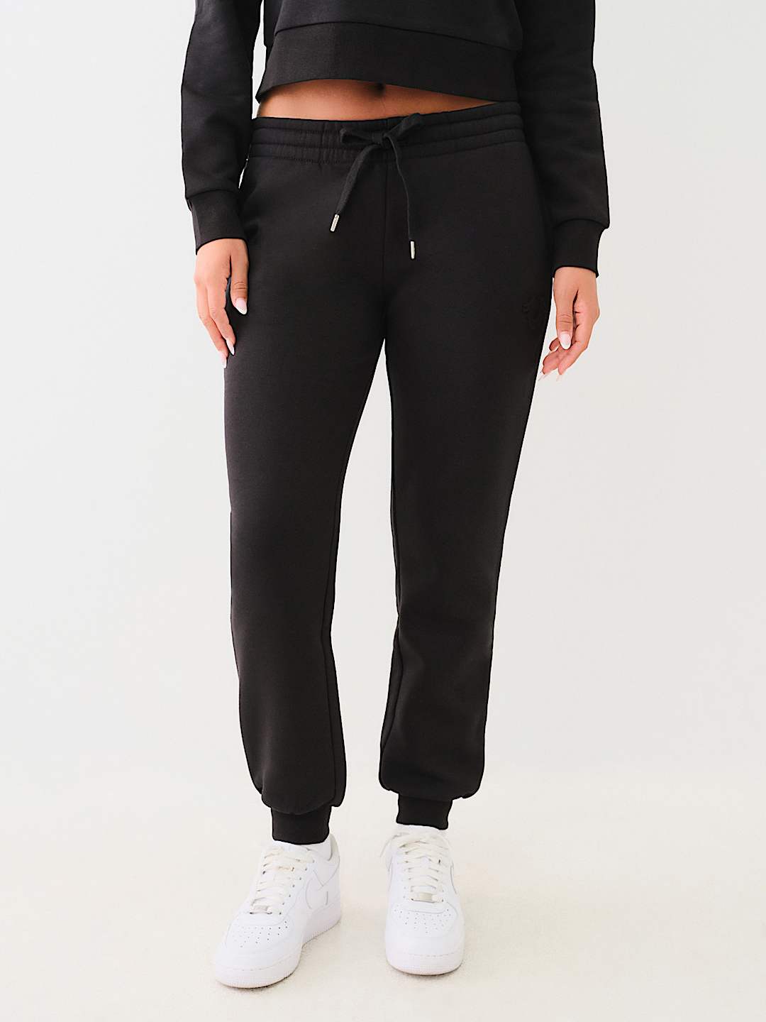 PANTALONES JOGGER CON HERRADURA EN RELIEVE, image 1