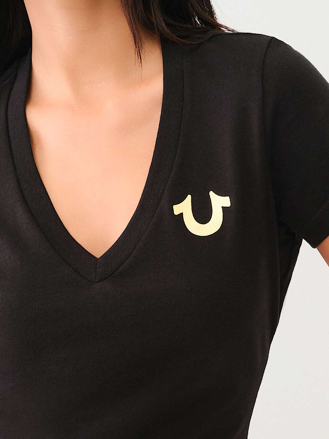 METALLIC SCRIPT LOGO V NECK TEE